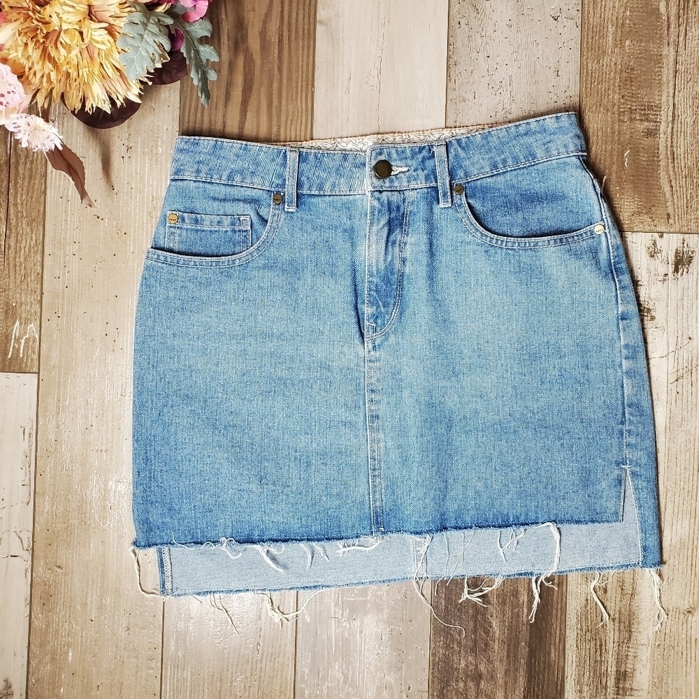 Roxy Frayed Hem Denim Mini Skirt Size Small NWOT Medium Wash Blue